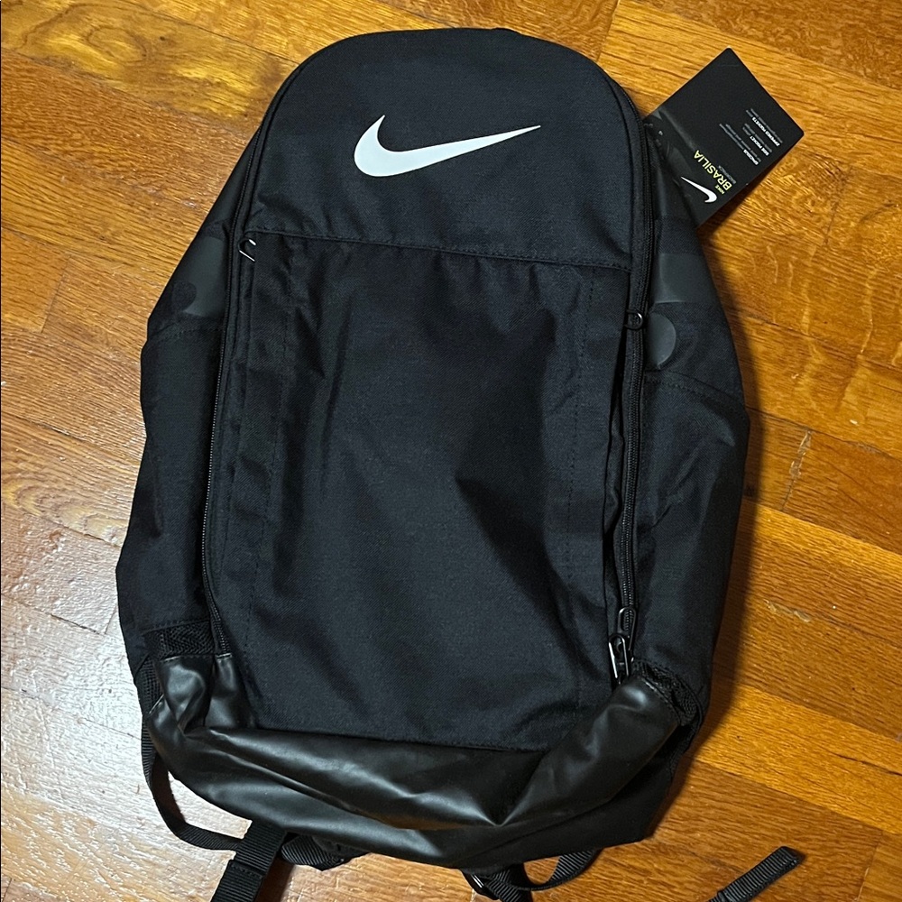 Nike Black and Silver Men's Backpack.  Great straps NWT